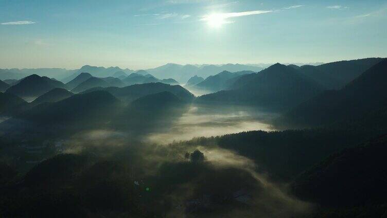 日出时云雾山脉的鸟瞰图