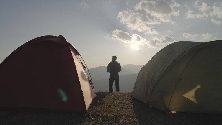 旅行者在山上露营