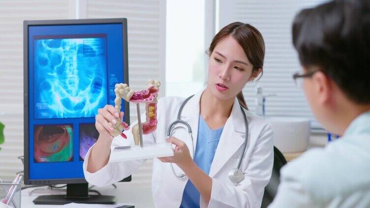 医生解释结肠模型