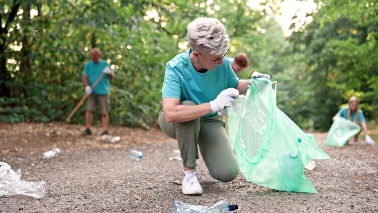 一群志愿者在大自然中捡垃圾和塑料
