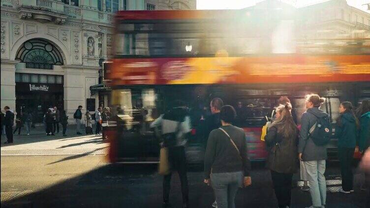 英国伦敦市中心皮卡迪利广场的旅游步行和观光景点，