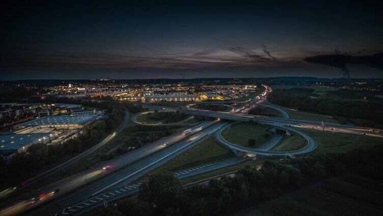 高速公路路口在夜间-航拍