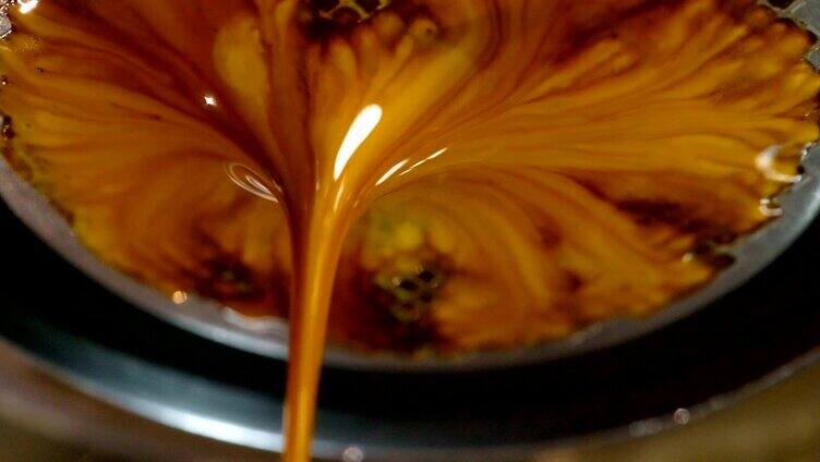 咖啡从浓缩咖啡机滴下来的慢镜头。