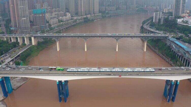 李子坝站日景_地铁穿越居民楼_渝澳大桥