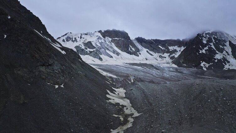 新疆哈希勒根达坂的雪山