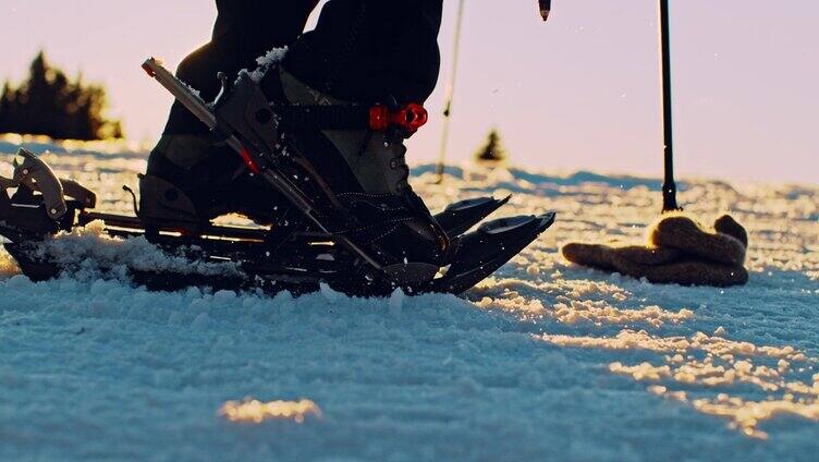 SUPER SLO MO Hiker从其登山靴中释放雪鞋