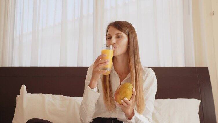 一名女性旅游博主在酒店房间里谈论芒果