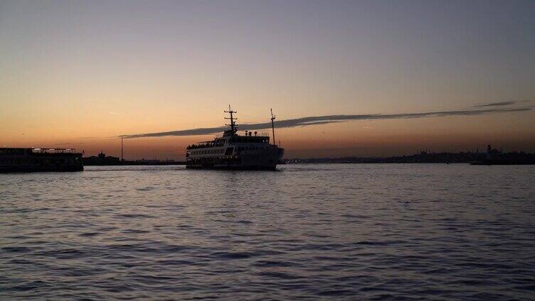 日落时分，伊斯坦布尔的渡轮驶近码头