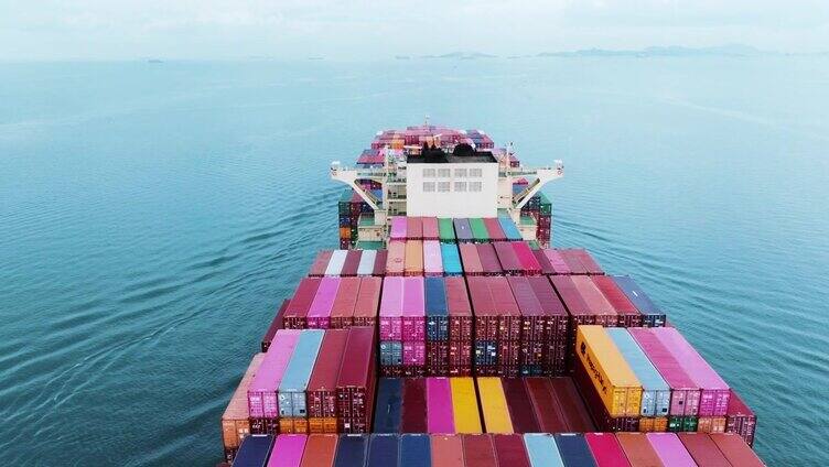 一艘满载货物的集装箱货船鸟瞰图