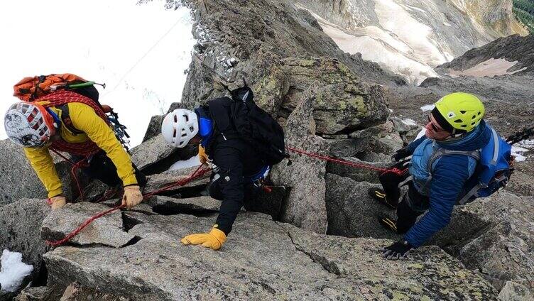 登山者正在攀登欧洲阿尔卑斯山的陡峭山峰