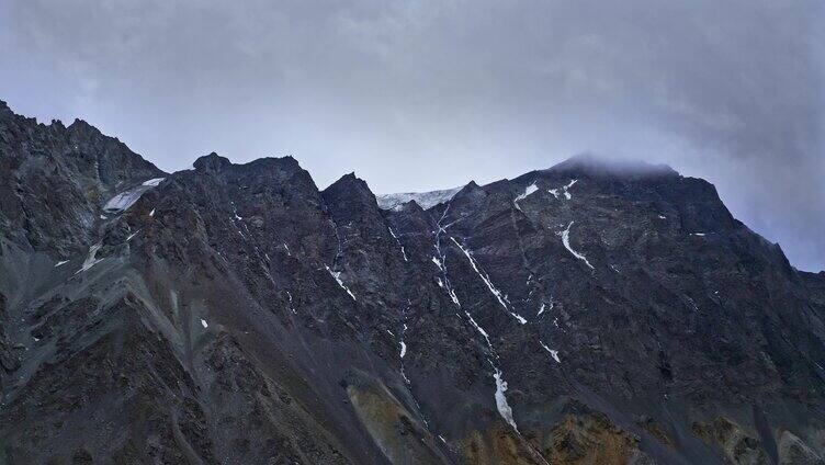 新疆哈希勒根达坂的雪山