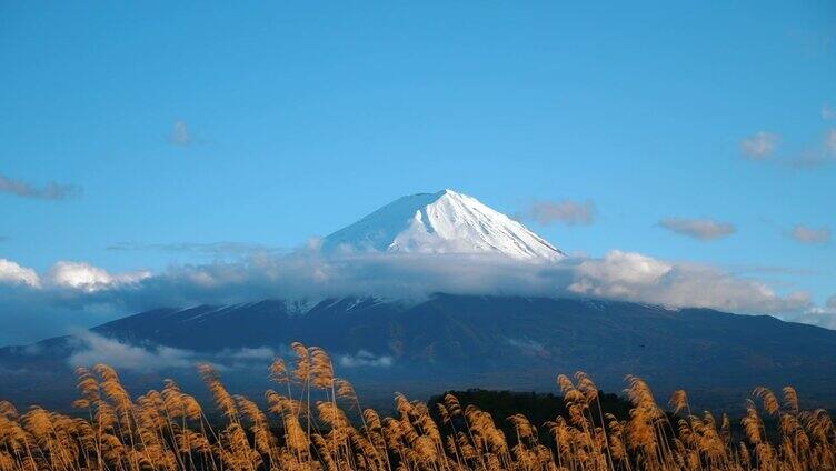 日本富士山的蓝天特写