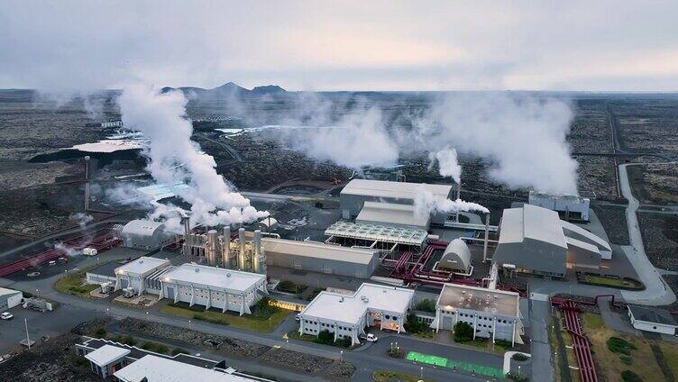 地热能工厂、管道和烟囱的航拍视频。冰岛