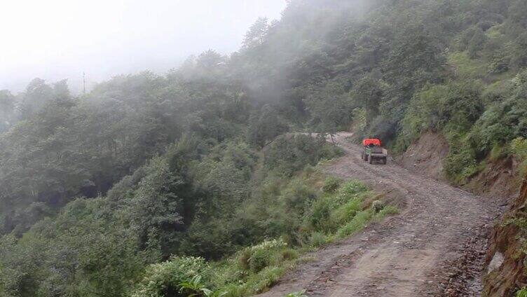 云中的喜马拉雅山脉，尼泊尔