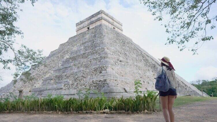 墨西哥奇琴伊察金字塔背景中的女人