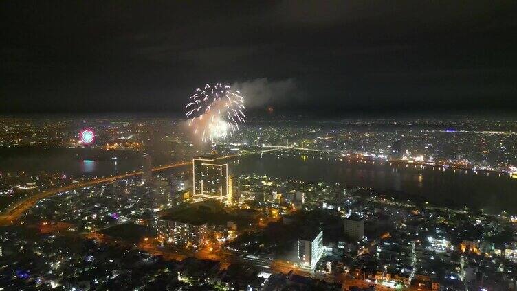 岘港市在新年前夜的烟花航拍