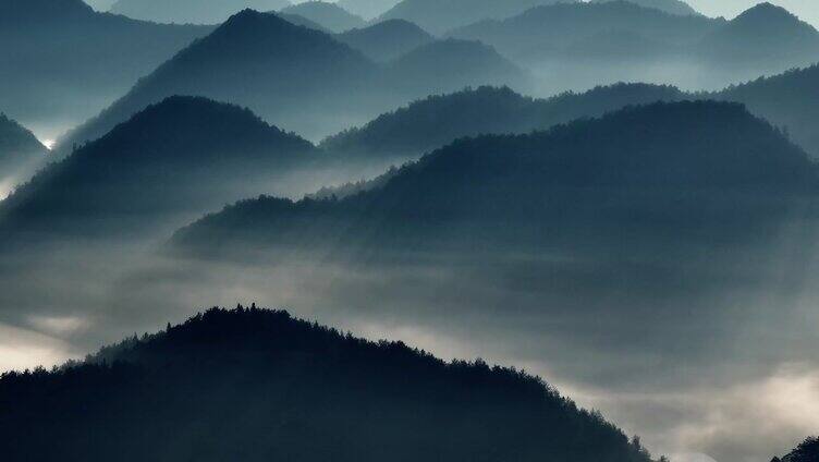 日出时云雾山脉的鸟瞰图