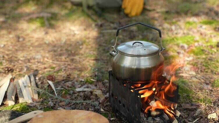 小茶壶在野营炉上沸腾