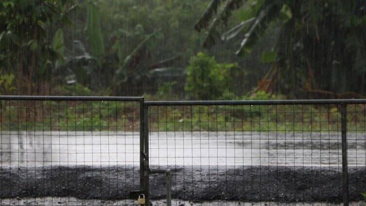 下雨的时候在街上