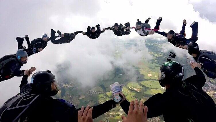 集体高空跳伞活动