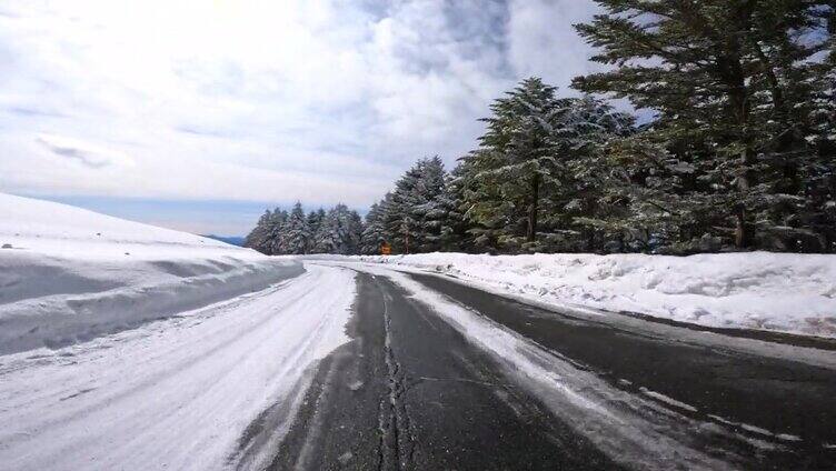 在雪山路上开车