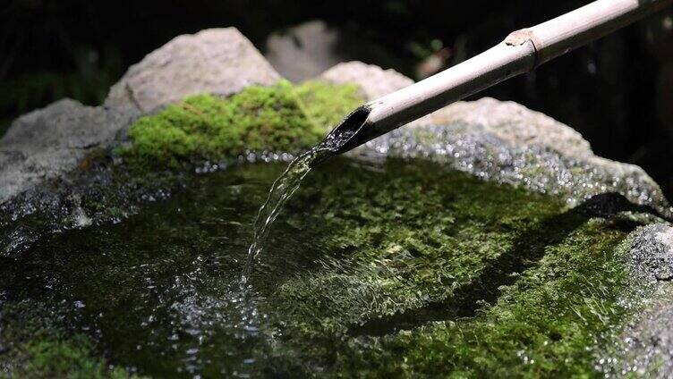 禅宗花园中的日本竹制喷泉