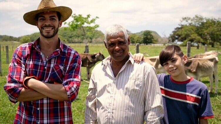农场里幸福的家庭男人在农场里微笑的孩子