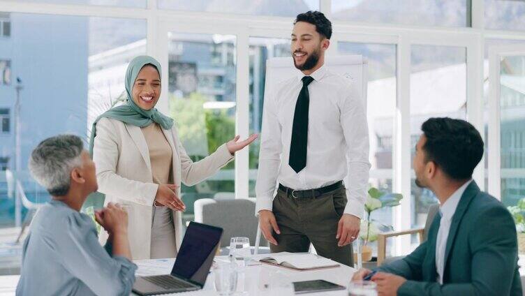 招聘、握手或穆斯林工人在办公室与员工握手开始新工作。在商务会议上，伊斯兰教或公司高级经理在招聘后握手