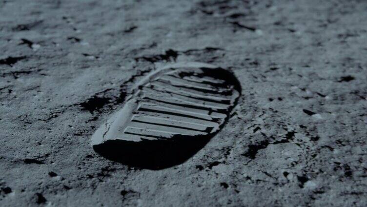 月球宇航员在月球表面行走，并在月球土壤上留下脚印。3 d渲染。本视频部分内容由NASA提供。