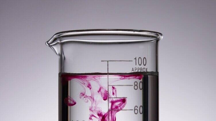 科学家将红色液体倒入烧杯