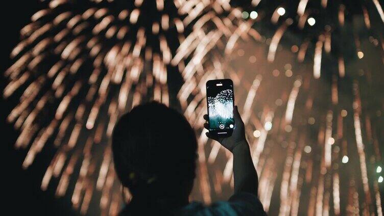 拍摄新年庆祝活动在晚上放烟花