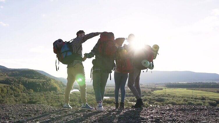 四个朋友在山里徒步旅行