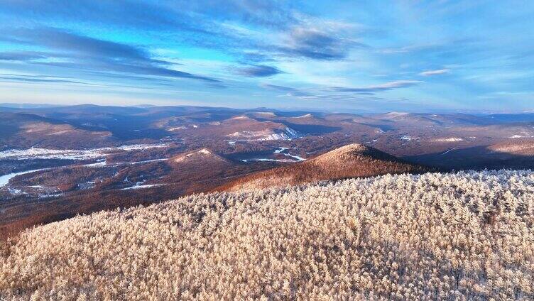 夕阳下的大兴安岭林海雪原