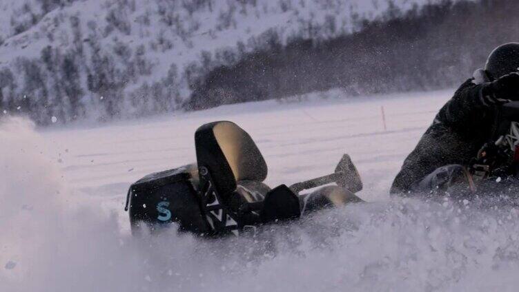 男人玩着雪地摩托飙车