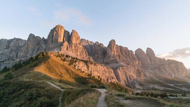 Val Gardena在白云石山在黄昏时间流逝