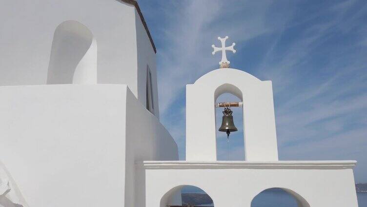 地中海上的圣托里尼教堂钟楼。希腊圣托里尼岛。
