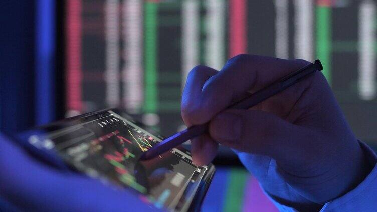 通过智能手机和电脑屏幕分析金融市场信息