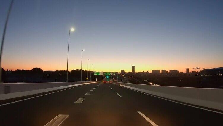 早晨的高速公路上有美丽的日出