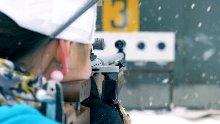 冬季两项射击一名女运动员在下雪