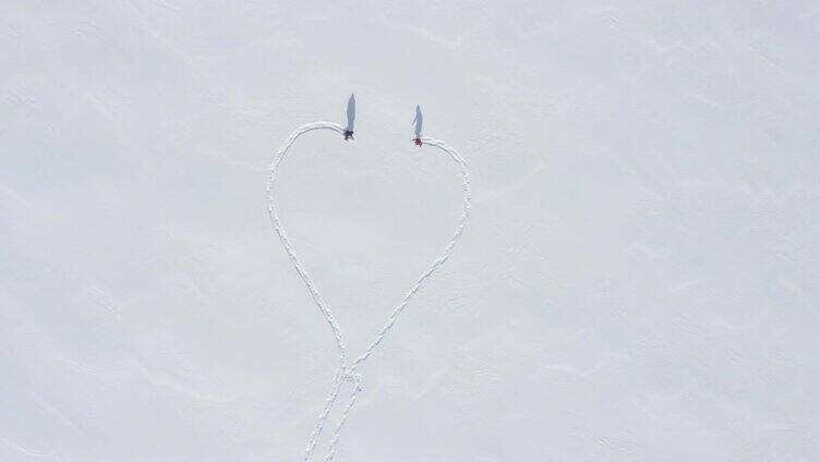 冬季户外穿雪鞋的一对夫妇