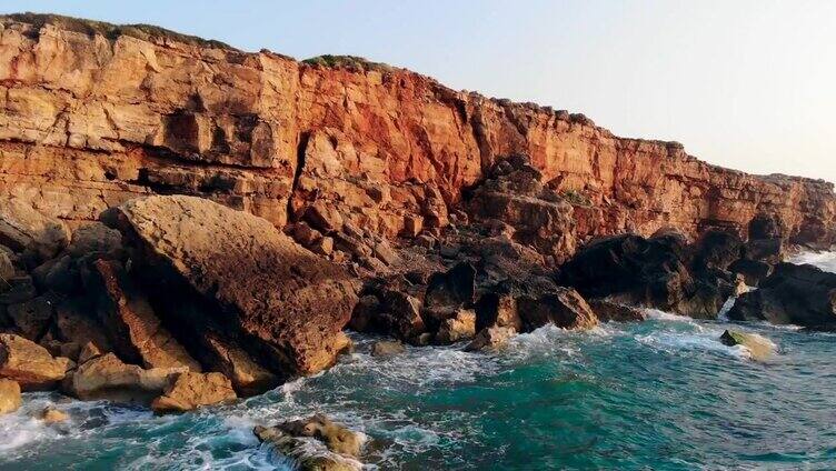 高悬崖和蓝色的大海在天空的背景。鸟瞰图。