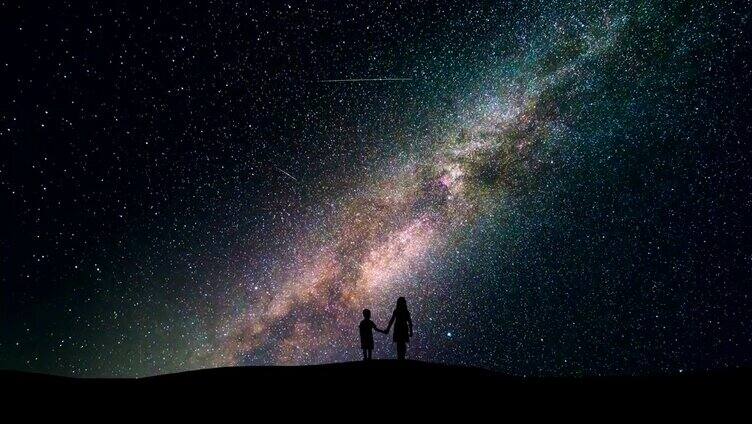 孩子们站在星空的背景上。时间流逝