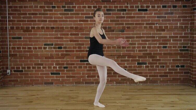 少女芭蕾舞演员跳芭蕾舞