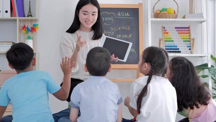 在一节科技课上，老师用平板电脑教学生。快乐的孩子在课外使用平板电脑学习。回到学校，团队合作，领导，成就，未来，创新，技术和儿童，教育主题