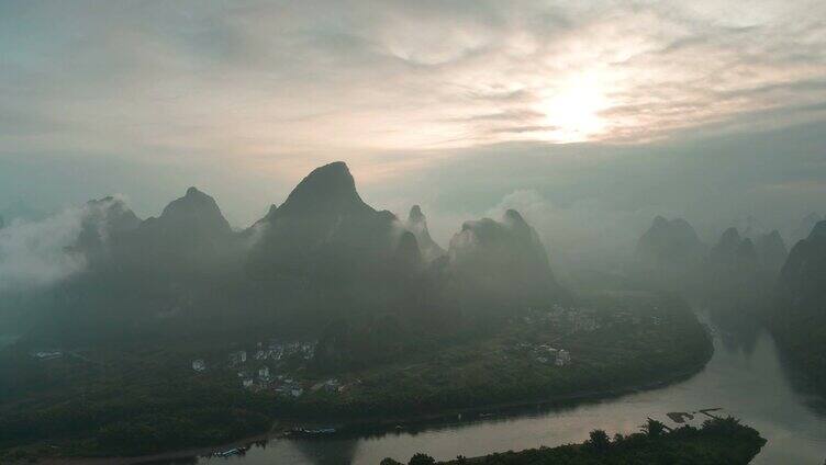 壮丽的日出-黎明在漓江和山峰上