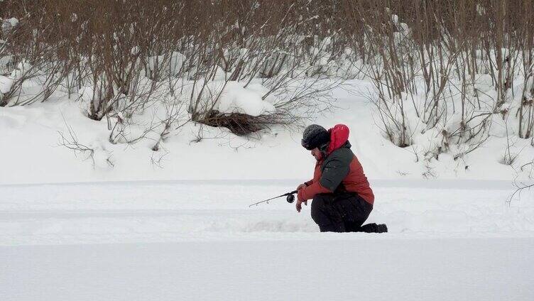 冰钓鱼。渔夫在结冰的河面上钓鱼。人们在冬天捕鱼。4 k