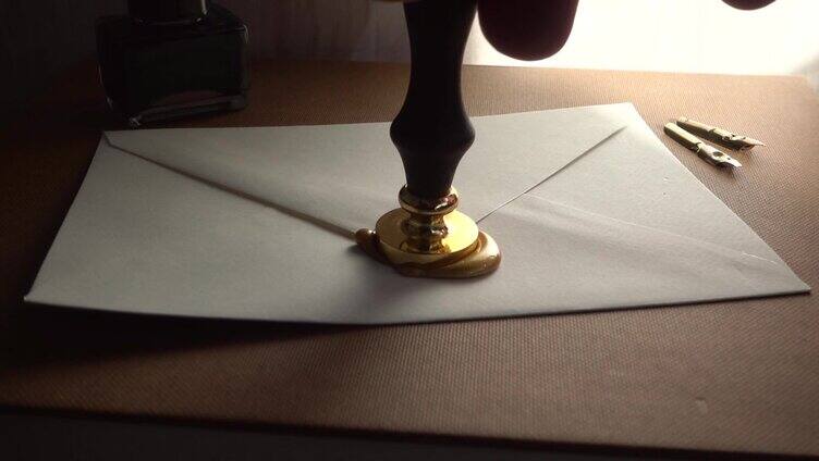 为封上一封安全的信而打腊的慢动作。秘密对话的概念送过去。18世纪的邮寄技术。