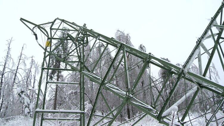 电塔被雪压倒塌