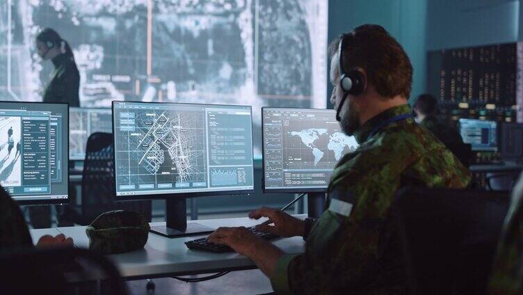 在管理国家安全、技术和陆军通信的网络控制和监控的中央办公室中心从事城市跟踪行动的军事监视军官。