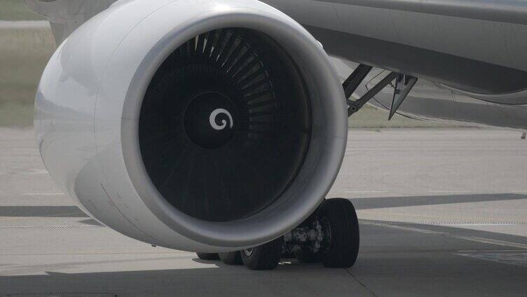 大型飞机的涡轮转动缓慢